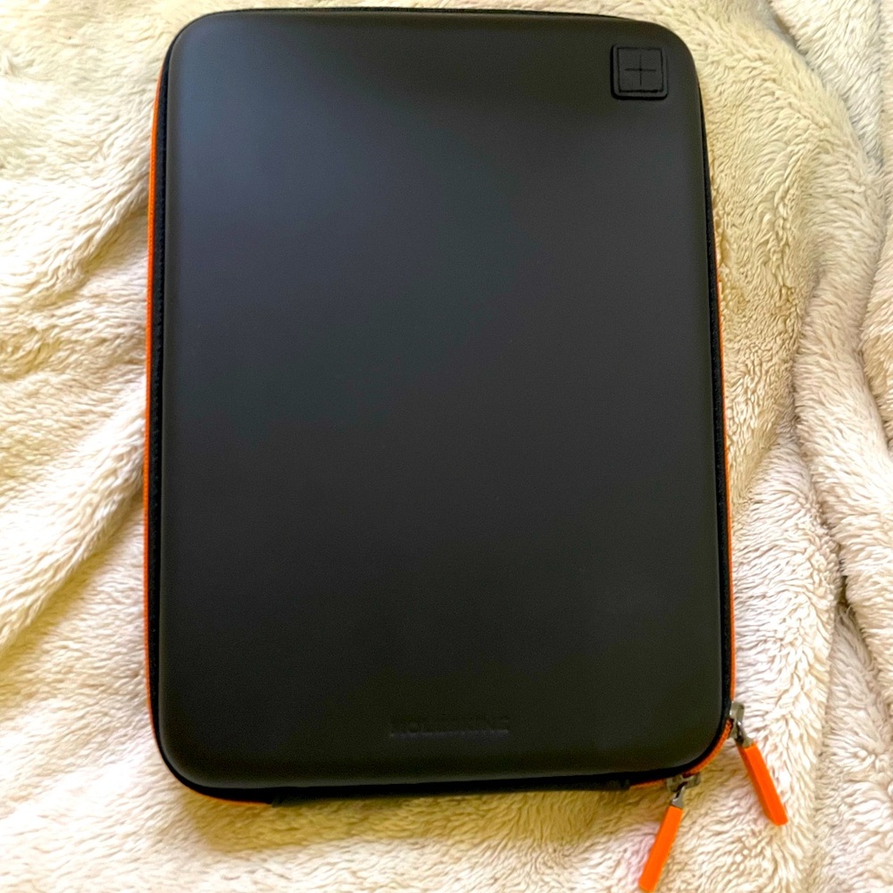 Moleskine 12” diameter for tablet/iPad, black w/ orange zipper